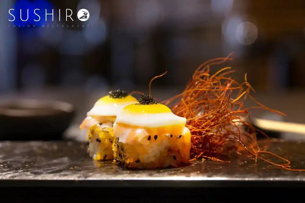 Sushi scottato con uovo e caviale