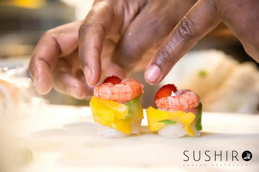 Gunkan con mango, avocado e gambero rosso