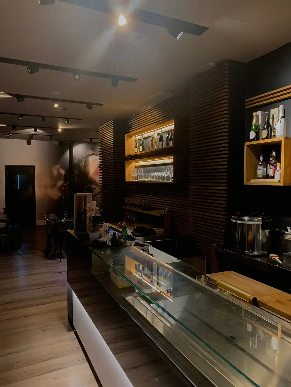 Banco e sala interna del ristorante Sushiro Fusion