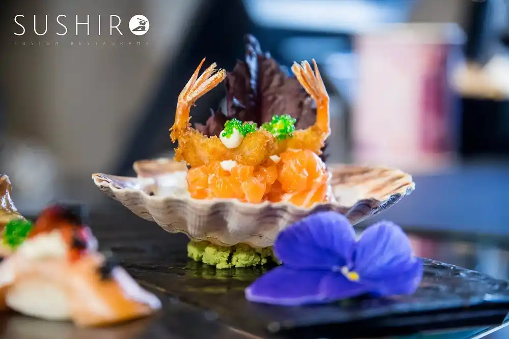 Gunkan di salmone con gamberi croccanti e fiori eduli